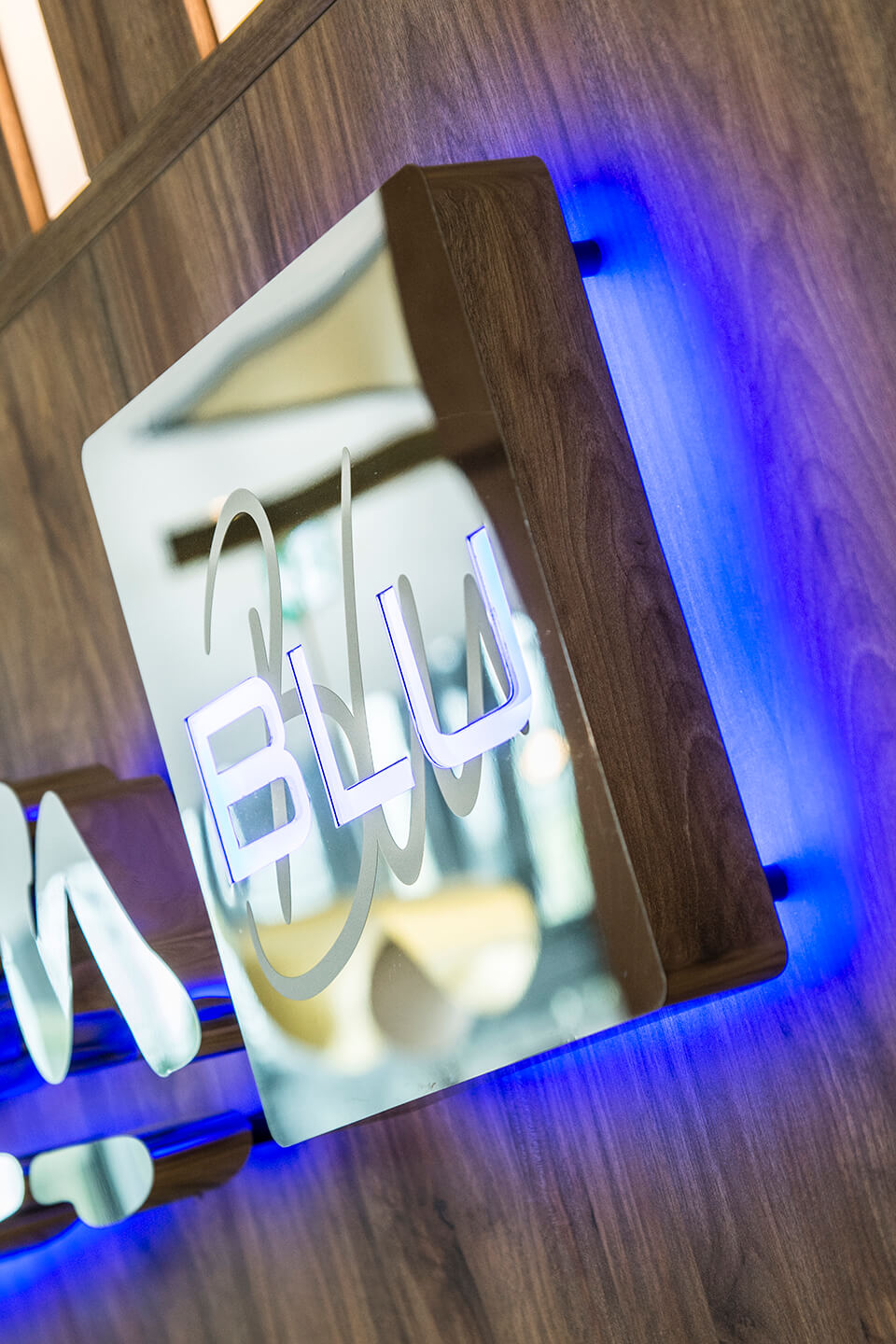 Radisson Sopot blu hotel - radisson-blue-letters-in-stainless-steel-literal-lettering-behind-reception-in-hotel-on-a-wood-wall-literal-lettering-literal-illuminated-from-behind-on-blue-sopot-logo-firm-literal-lettering-exclusive-glamour